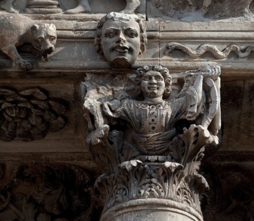 Frankr St-Gilles-du-Gard Abbey Church 60055 Detail of the column capital between the central and