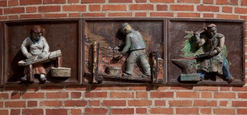 Ceramic relief by Richard Horn, Plätterin Maurer Schmied