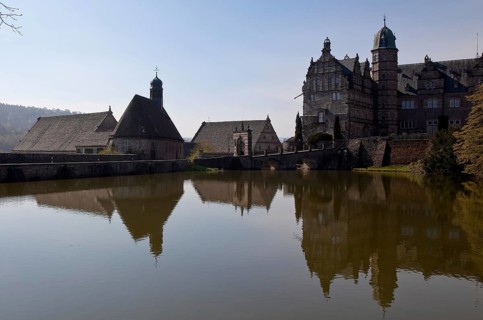 Hämelschenburg b Hameln Castle of the Klencke family 75132 left Castle church 1563 centre Barn in