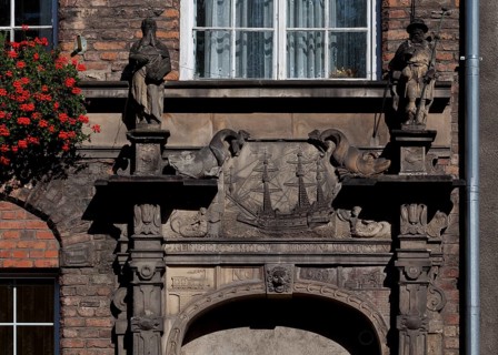 Today ulica Swietego Ducha, house 109, portal from 1605 with reliefs of a locomotive and a steam
