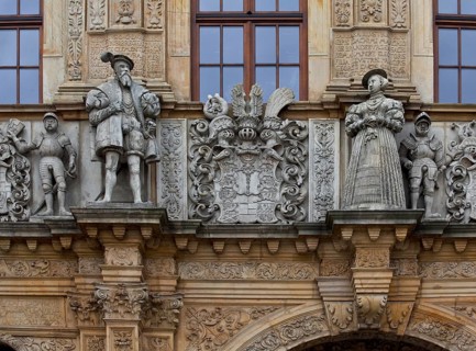Begun in 1544, above the passageway figures of Duke George II and Barbara of Brandenburg