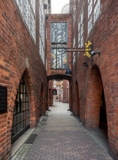 Bremen, Böttcherstraße, Robinson Crusoe House (left) and Atlantis House, connecting bridge