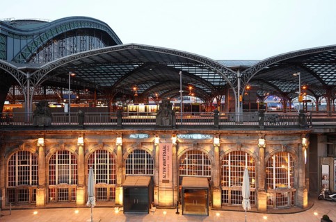 Platform concourse from 1894, in front of it modern platform roofing by Busmann & Haberer, below it