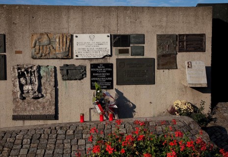 Monument to the Fallen Shipyard Workers, personal memorial plaques