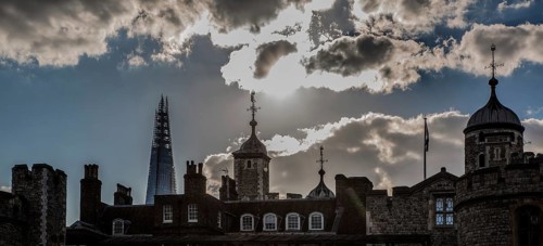 London, Tower of London, in the distance skyscraper THE SHARD 2009-2012 by Renzo Piano