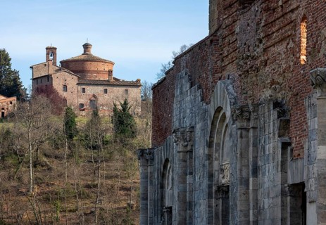 San Galgano, Cistercian monastery ruins, in the background the Ortorio di San Gagano