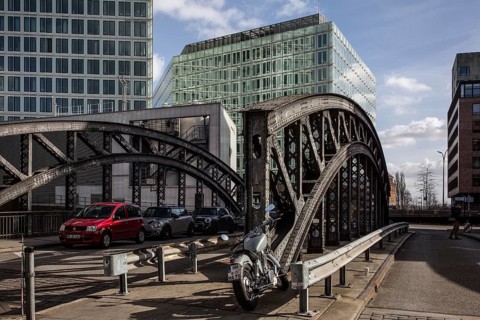 Hamburg, Speicherstadt built between 1883 and 1927, Poggenmühlenbrücke to the harbour city