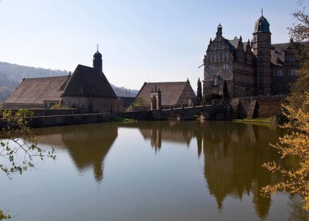 Hämelschenburg b Hameln Castle of the Klencke family 75134 left Castle church 1563 centre Barn in