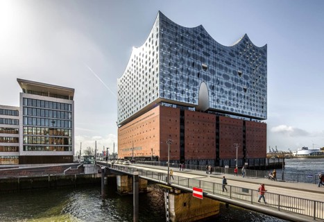 Hamburg, Elbphilharmonie, view from the north-east over the Mahatma Gandhi Bridge, designed by