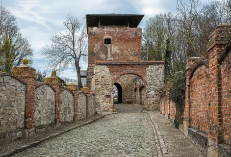 Klein Rosenburg Salzlandkreis Bildnr 1685 Rosenburg double-gate complex front historicist kennel
