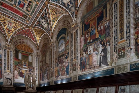 Siena, Duomo Santa Maria, Libreria Piccolomini, library with frescoes by Pinturiccio