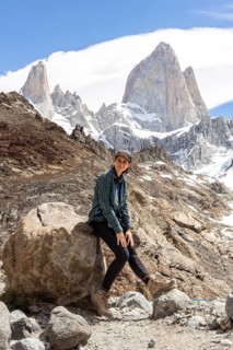 Young woman in front of lagoon de los Tres and mount Fitz Roy, Laguna de los Tres Trail, Mount Fitz