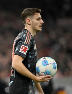 Throw-in action Josip Stanisic FC Bayern Munich FCB (44) MHPArena, MHP Arena Stuttgart,