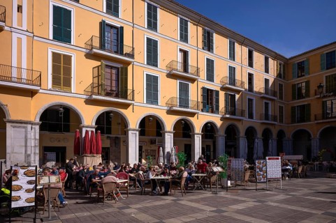 People, tourists sitting in restaurant, café, on the Plaza Mayor, Plaça Major, Palma de Majorca,