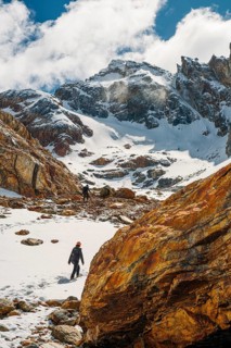 Young woman on the way to the glacier Esmeralda, Laguna Esmeralda, Provinz Tierra del Fuego,