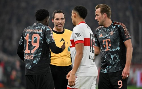 Referee Referee Benjamin Brand Gesture Gesture in conversation Discussion with Jamie Leweling VfB