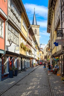 Everyday scene on the Krämerbrücke with a view of the Ägidienkirche in the historic old town of