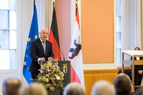 Kai Wegner (Governing Mayor of Berlin) delivers the laudatory speech in front of Friede Springer is