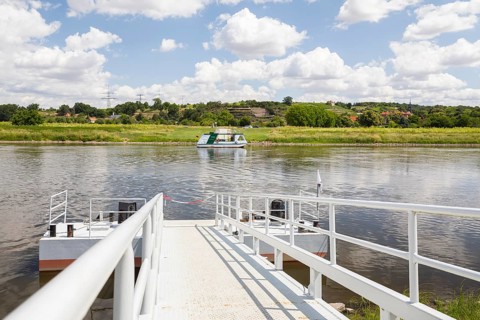 Elbe ferry Niederlommatzsch - Diesbar-Seußlitz, Niederlommatzsch ferry landing stage, ferry boat