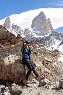 Young woman in front of lagoon de los Tres and mount Fitz Roy, Laguna de los Tres Trail, Mount Fitz