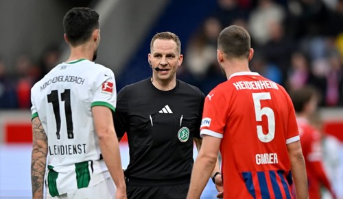 Referee Sören Storks admonishes Tim Kleindienst Borussia Mönchengladbach BMG (11) and Benedikt