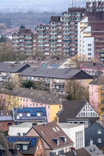 Residential tower block from 1972, Biegerhof, 261 flats, called Affenfelsen, in Wannheim, in front