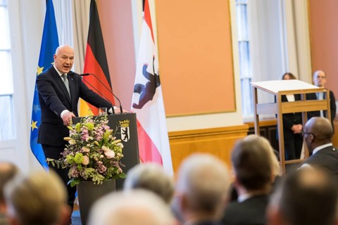 Kai Wegner (Governing Mayor of Berlin) delivers the laudatory speech in front of Friede Springer is