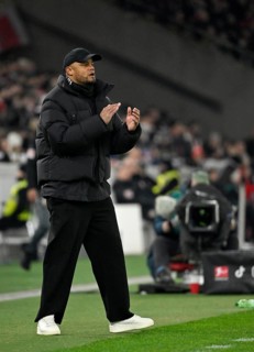 Coach Vincent Kompany FC Bayern Munich FCB on the sidelines clapping his hands in encouragement,