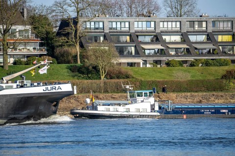 Cargo ship on the Rhine near Düsseldorf-Bockum, villas on the banks of the Rhine, the neighbourhood