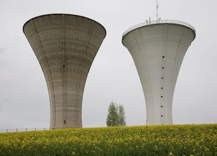 Bresse, 2 identical water towers next to each other in the rape field