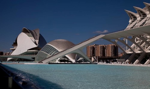 City of Arts and Sciences (cat./val. Ciutat de les Arts i de les Ciències), on the right MUSEO DE