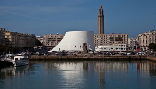 Left: cultural centre 1972-78 by Oskar Niemeyer, behind: tower of St Joseph's Church 1951-59 by