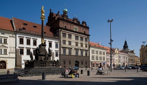 Czech Rep Plzen/Pilsen Row of houses at the market with town hall and Marian column