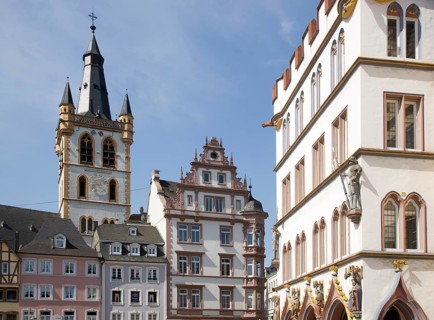 Hauptmarkt 14 on the right, so-called Steipe, around 1430, in the centre: Hauptmarkt 13: upper