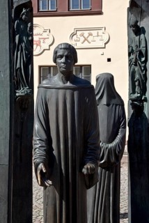 On the market square, 1989 by Klaus Messerschmidt Detail, quotes from Stolberg carved sculpture on