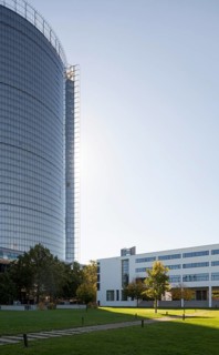 Schürmann-Bau, headquarters of the Deutsche Welle broadcaster, on the left the Posttower