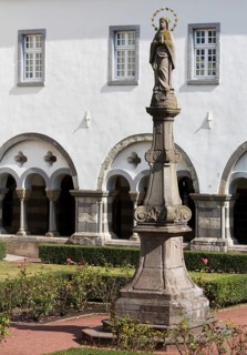 Marienhof (cloister), statue of the Virgin Mary in front of the eastern cloister wing