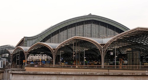 Platform concourse from 1894, in front of it modern platform roofing by Busmann & Haberer