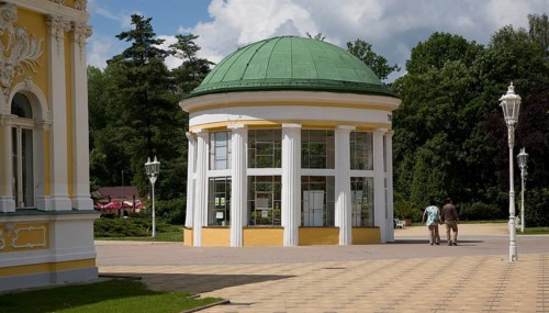 Czech Rep Frantiskovy Lázne/Franzensbad. Franzensquelle with pavilion from 1793
