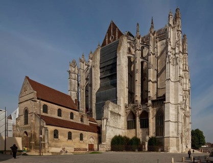 Transept from south-west, on the left remains of the predecessor cathedral Basse Oeuvre from the