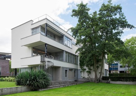Built 1932-1933 by Brinkman & Van der Vlugt, view from the garden from the south-east