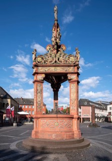 Mainz, market square in front of the cathedral, row of houses