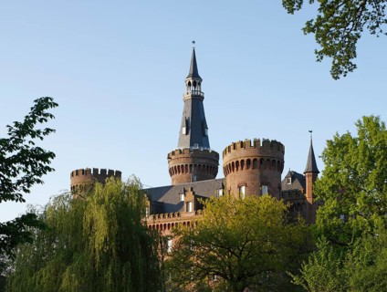 Moyland, castle park in spring