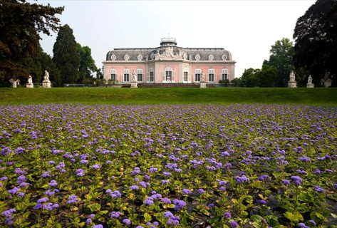 Former water basin in front of the mirror pond, so-called Bartschüssel, filled in in 1842. Today a