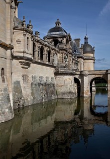 Chantilly, Chateau-de-Chantilly, Great Castle, moat above courtyard arcades, view from the south