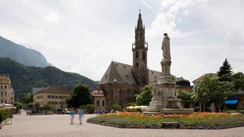 Bolzano, Cathedral and Piazza Walther with a monument to Walther von der Vogelweide. The Cathedral