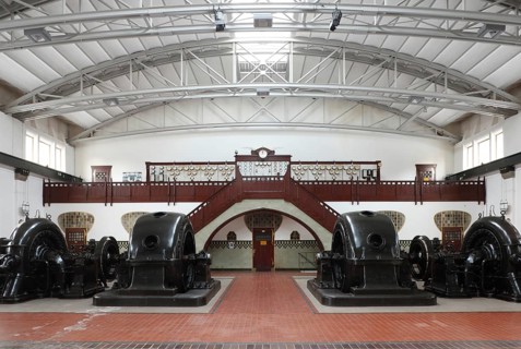 Turbine hall, Francis turbines and generators, with the control centre (control room) for control