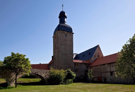 Courtyard of the outer bailey with a view from the north to the core castle, 14th century
