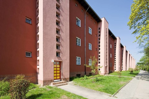 The red front of the Hufeisensiedlung (Fritz-Reuter-Allee, front) with reconstructed colour scheme