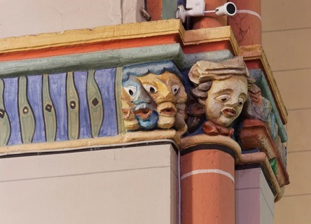 Modern capital on the south side of the nave, created in 1992 by Titus Reinartz to replace the
